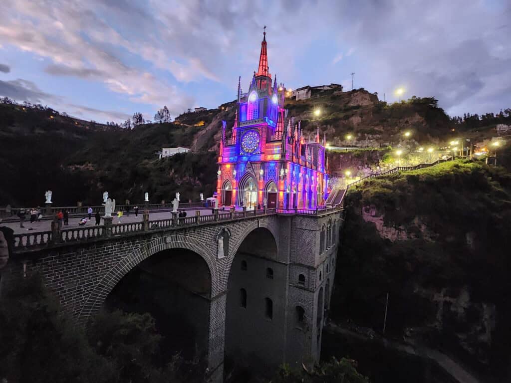 Santuario de las Lajas vista nocturna desde el mejor spot fotográfico.