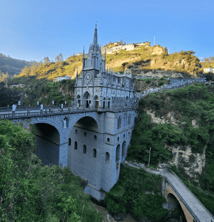 Las Lajas vista de día sobre el rio guaitara.