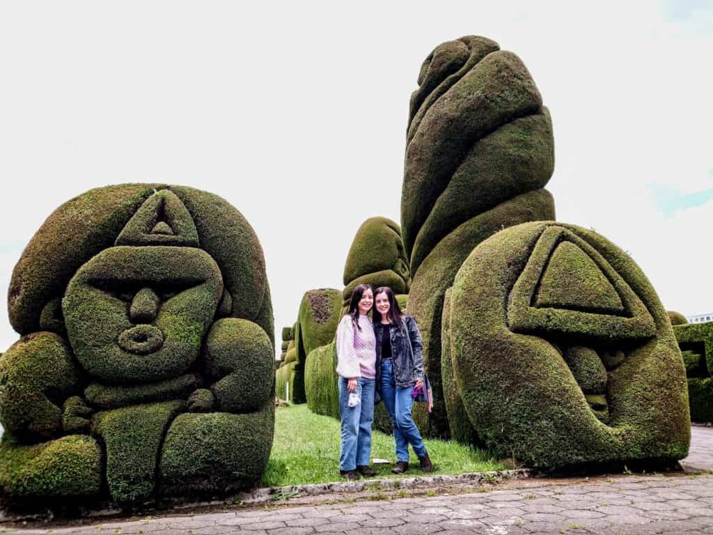 turistas colombianas en el cementerio de tulcan en ecuador, tour lajas desde Pasto